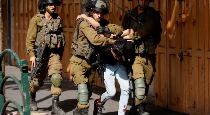 جنود الاحتلال يعتقلون فلسطينيا من الخليل.webp