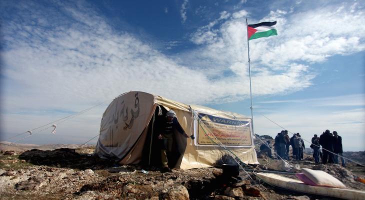 إنشاء خيمة على أنقاض منزل دمره الاحتلال.jpg
