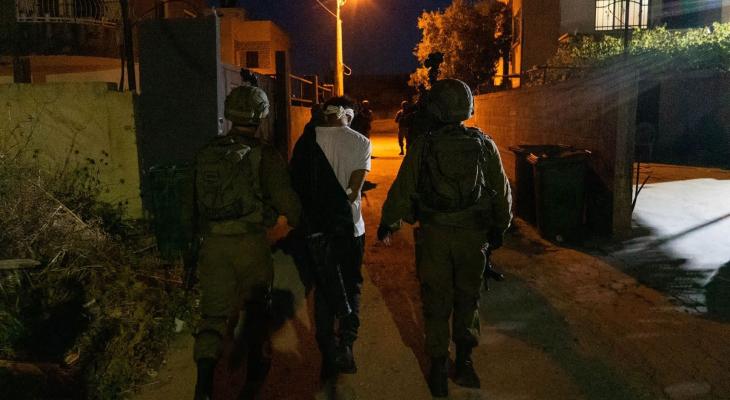 اعتقال جيش الاحتلال لمواطن فلسطيني.jpg