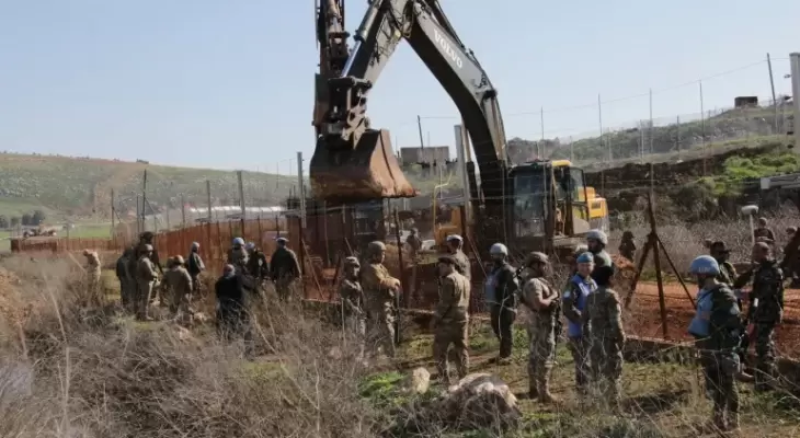 الجيش اللبناني منع الأسبوع الماضي جنودا إسرائيليين من استكمال أعمال حفر قرب سياج حدودي في المطلة.webp