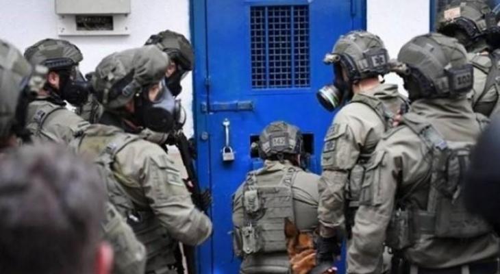 قوات القمع الإسرائيلية تقتحم غرف الأسرى