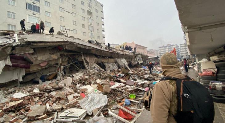 من الزلزال المدمر في تركيا.jpg