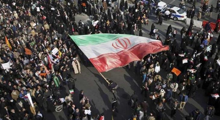 علم إيران خلال تظاهرة بطهران.jpg