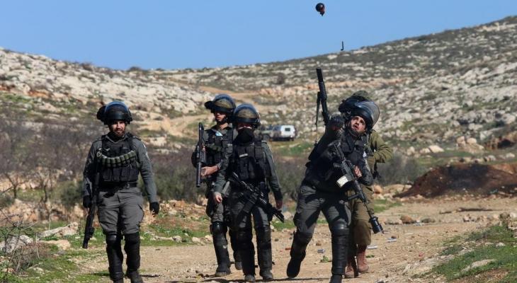 جنود إسرائيليون يلقون قنابل غاز وصوت تجاه فلسطينيين.jpg