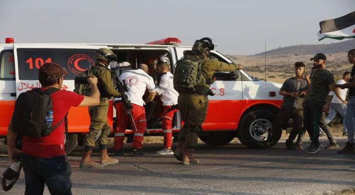 جنود الاحتلال يعتدون على طواقم الإسعاف.jpg