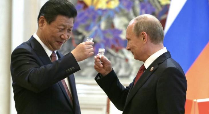 الرئيس الروسي فلاديمير بوتين (يمين الصورة) والصيني يسارًا.jpg