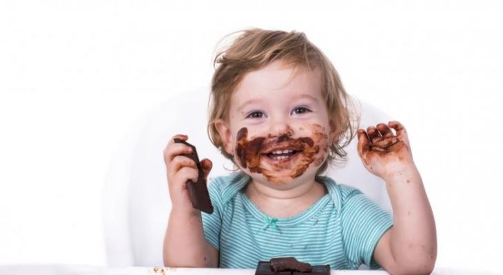 تناول-الاطفال-الشوكولاتة