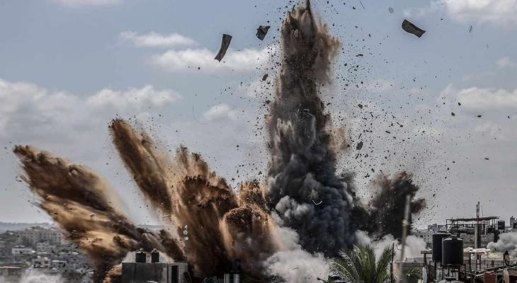 تفجير منزل في قطاع غزة بعد قصفه بالطيران الحربي.jpg