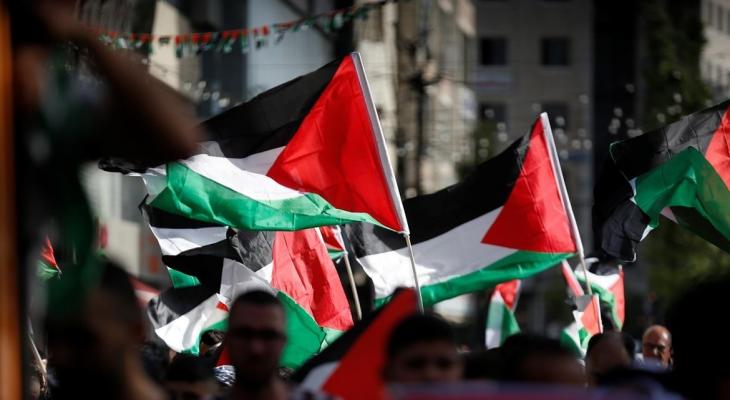 رفع علم فلسطين في فعالية بالضفة الغربية.jpg