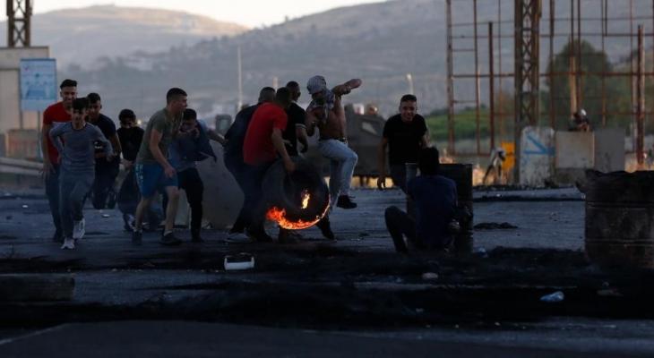 شبان فلسطينيون خلال مواجهات مع الاحتلال.jpg