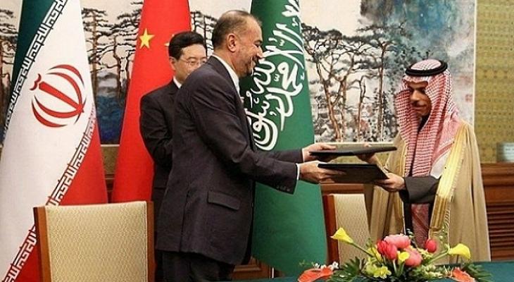 وزيرا الخارجية السعودي (يمين الصورة) والإيران (يسار الصورة) خلال التوقيع على اتفاق في الضين.jpg