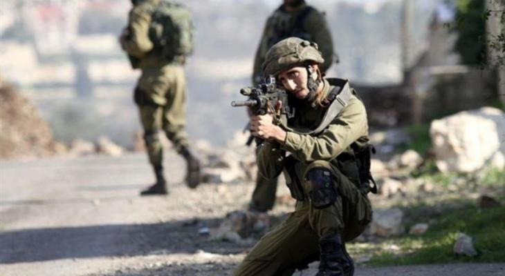 جندي من جيش الاحتلال يطلق النار خلال المواجهات - أرشيفية.jpg