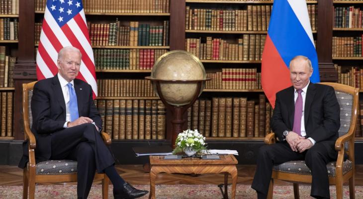 الرئيس الروسي (يمين الصورة) خلال لقاء مع نظيره الأمريكي (يسار).jpg