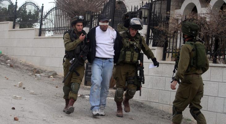 اعتقال فلسطيني من منزله في الضفة الغربية.jpg