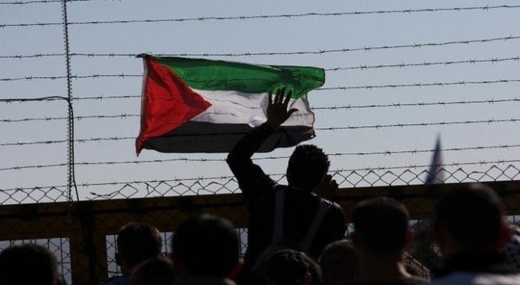 وضع علم فلسطين على سياج للاحتلال قرب سجن عوفر العسكري.jpg