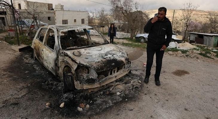 مواطن فلسطيني يقف بجانب مركبته التي أحرقها المستوطنون في ترمسعيا.jpg