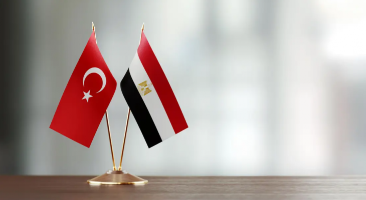 علما مصر (يمين الصورة) وتركيا (يسارًا).png