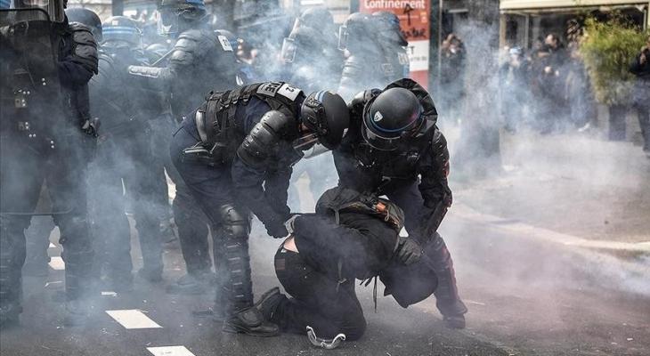 الشرطة الفرنسية تقمع المحتجين.jpg