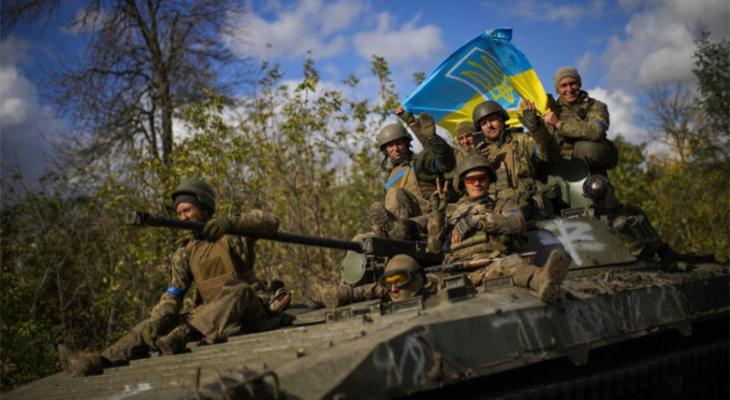 جنود أوكران فوق دبابة خلال الحرب مع روسيا.jpg