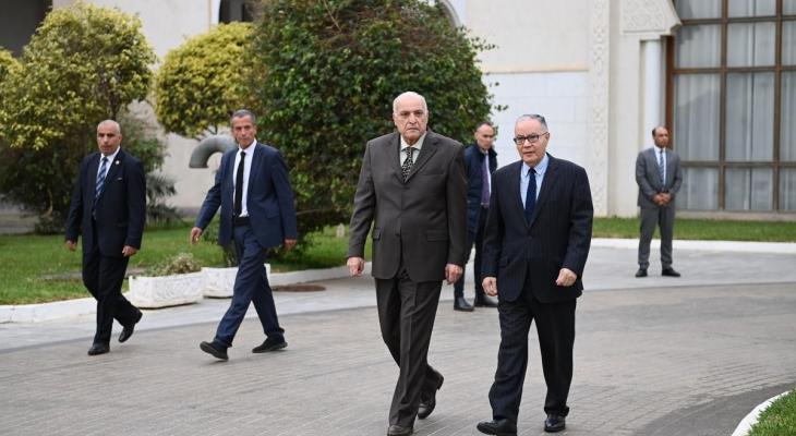وزير الخارجية الجزائري يمين الصورة.jpg