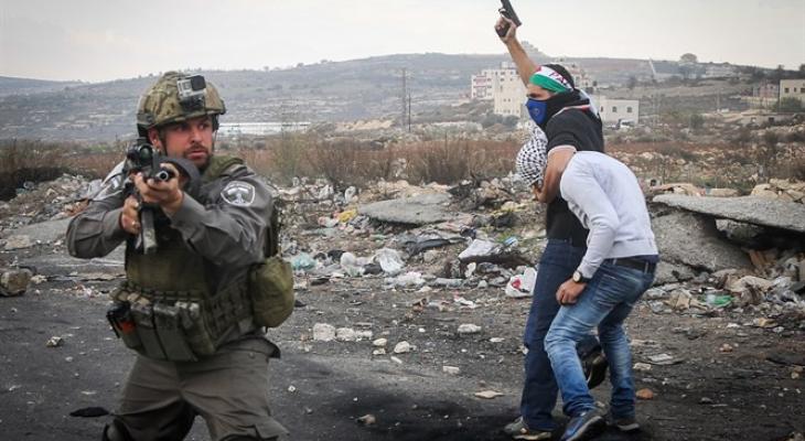 قوات خاصة إسرائيلية تعتقل فلسطينيًا من رام الله.jpg