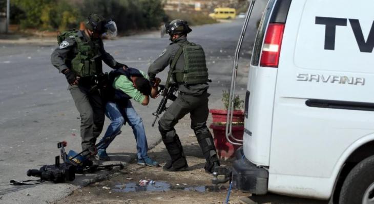 اعتداء جنود الاحتلال على صحفي فلسطيني بالضفة الغربية