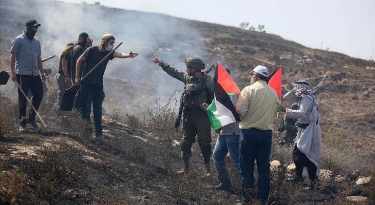جنود الاحتلال خلال حماية المستوطنين.jpg