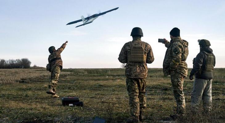 جنود أوكرانيون خلال إطلاق طائرة مسيرة.jpg