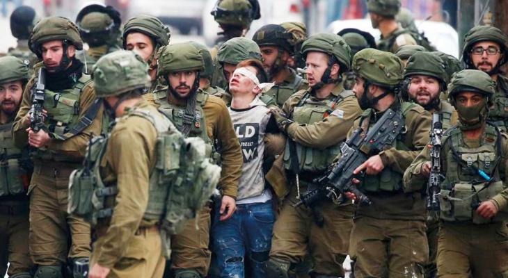 جنود الاحتلال يعتقلون طفلا من الخليل.jpg