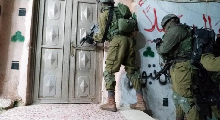 اقتحام منزل في الضفة الغربية.jpg