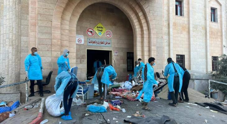 متطوعون ينظفون المشفى الأندونيسي شمال غزة