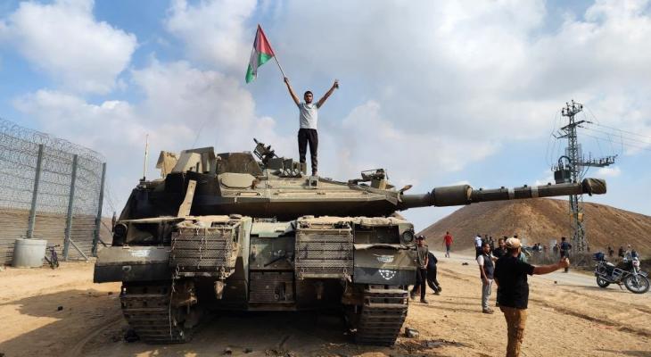 فلسطيني يعتلي دبابة لجيش الاحتلال.jpg