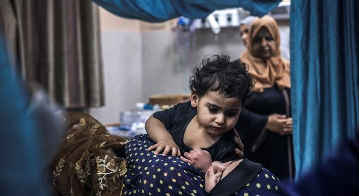 مواطنة-وطفلها-يتلقيان-العلاج-في-مستشفى-ناصر.jpg