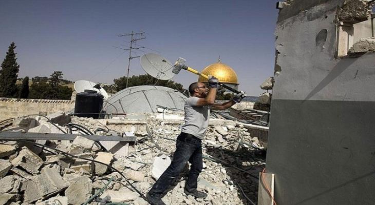 فلسطيني يهدم منزله ذاتيا شرقي القدس.jpeg