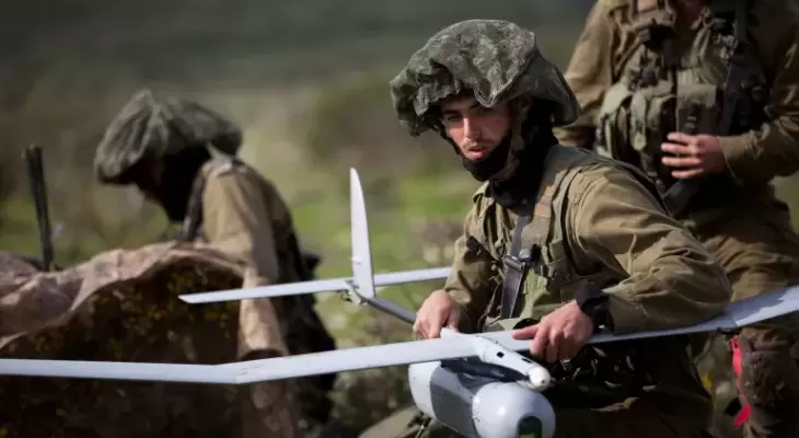 جندي إسرائيلي رفقة طائرة مسيرة.webp