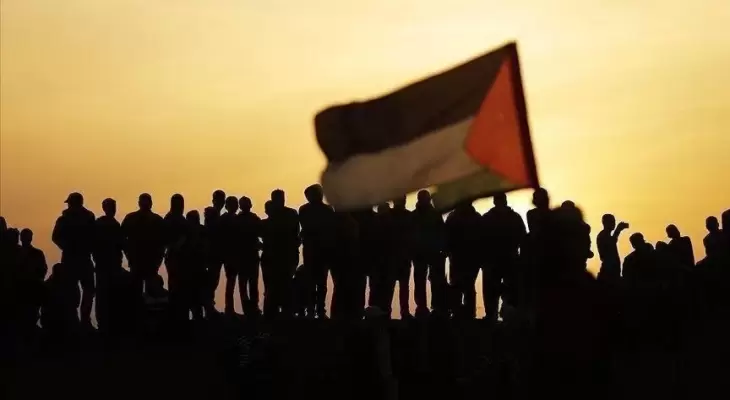 شبان فلسطينيون يرفعون علم فلسطين.webp