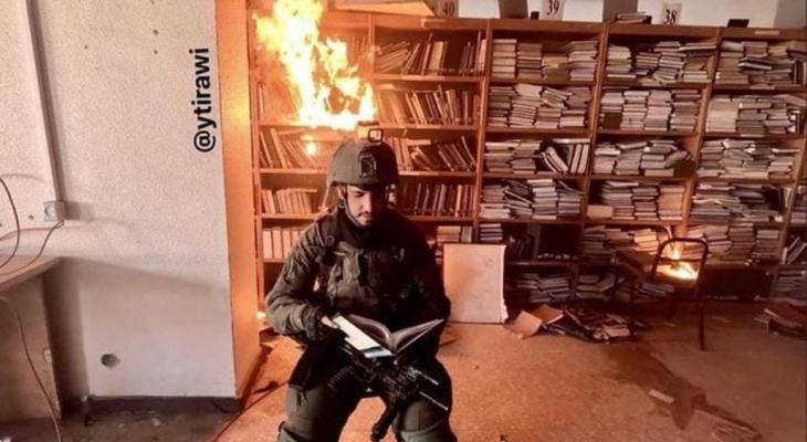 جندي إسرائيلي يحرق مكتبة في غزة