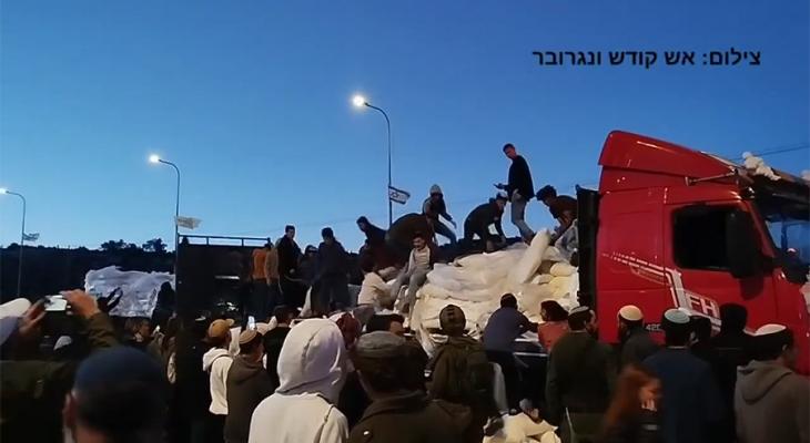 مستوطنون يهاجمون شاحنة مساعدات متجهة لغزة ويصيبون سائقها.jpg