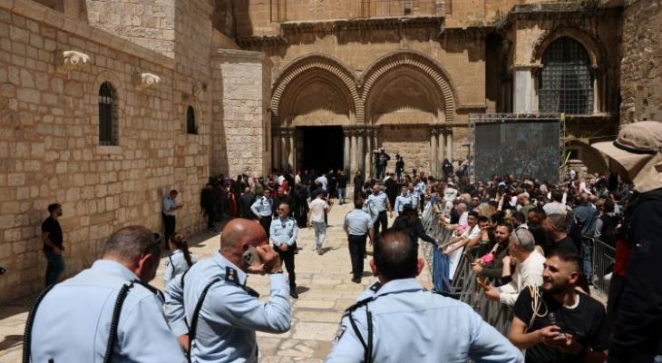 الاحتلال يحاصر كنيسة القيامة تزامناً مع سبت النور.jpg