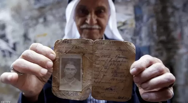 لاجي فلسطيني يحتفظ بوثيقته.webp