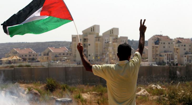 مواطن فلسطيني في مواجهة الاستيطان.jpg