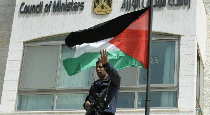 رجل أمن فلسطيني امام مقر مجلس الوزراء في رام الله