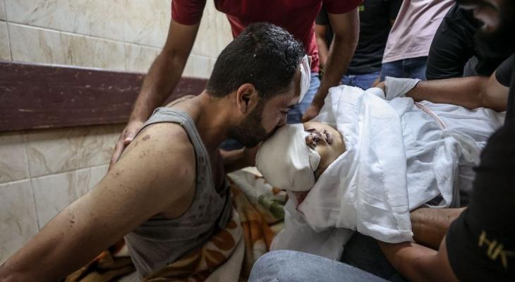 مواطن يودع طفله الذي ارتقى في قصف الاحتلال لمنزل في مخيم البريج.jfif