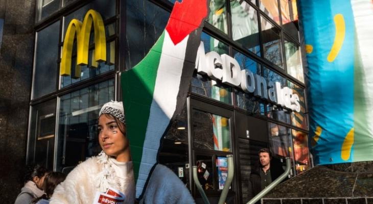 وقفة تضامنية مع فلسطين أمام ماكدوناليدز.jpg