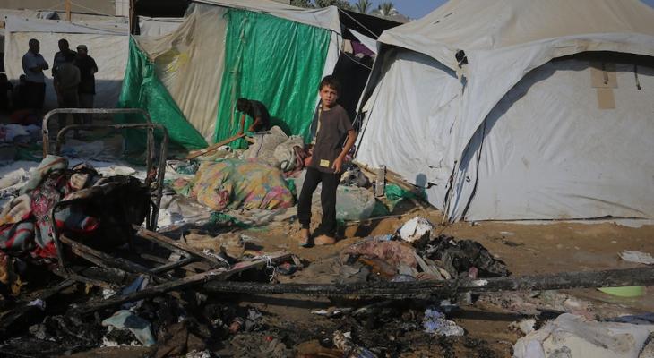 آثار قصف الاحتلال الإسرائيلي لخيام النازحين في باحة مستشفى شهداء الأقصى بدير البلح وسط قطاع غزة