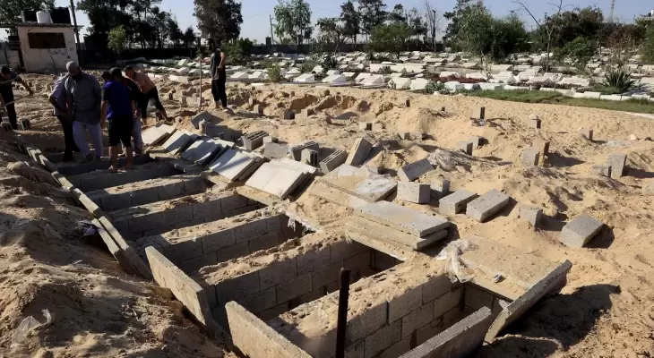 صورة أرشيفية للقبور في غزة.webp
