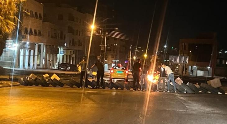 شبان يغلقون مدخل نابلس بالإطارات المطاطية.jpg