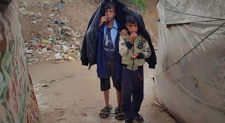 غزارة الأمطار بغزة تفاقم معاناة النازحين وتزيد المخاوف من تفشي الأمراض