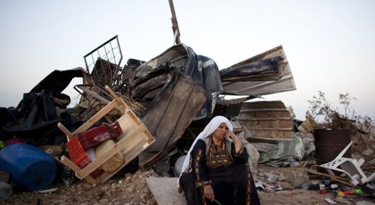 حاجة فلسطينية أمام ركام منزلها بعد هدمه من قبل الاحتلال في العراقيب.jpg