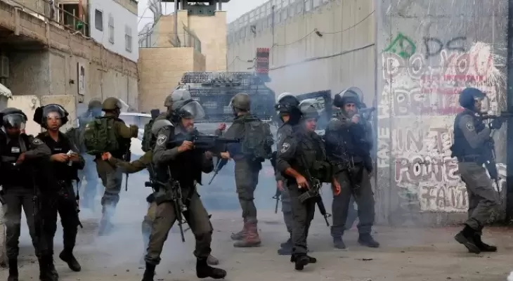 جنود إسرائيليون يطلقون قنابل الغاز على متظاهرين فلسطينيين عند المدخل الشمالي لمدينة بيت لحم.webp